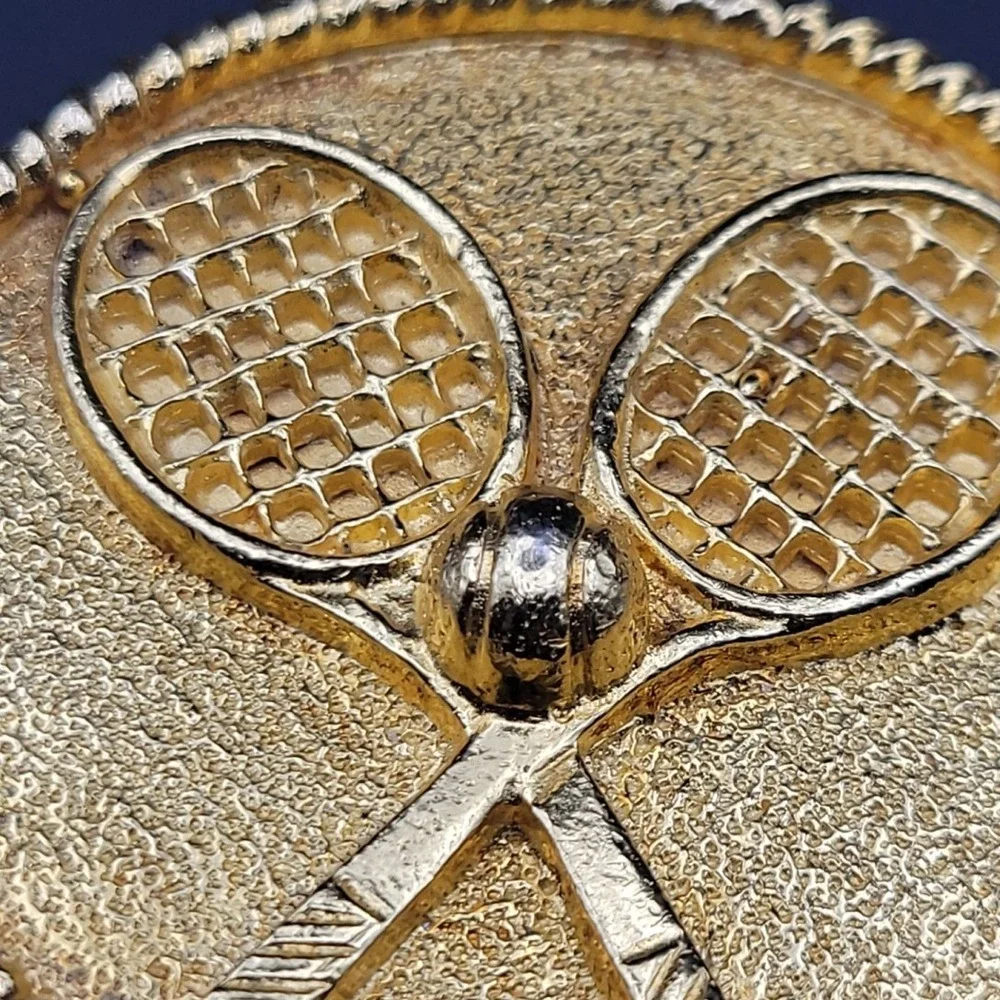 Vintage 1973 Mimi di N Gold‎ Tennis Racket Round Belt Buckle Size 2.25 Old Money